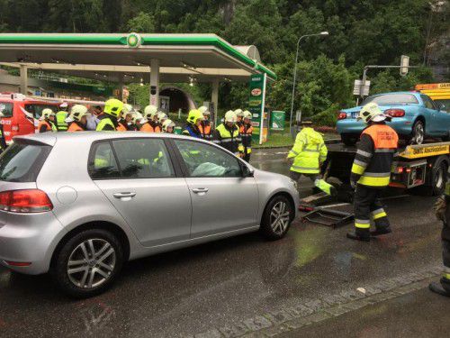Die beiden Fahrzeuge mussten nach dem Zusammenstoß vor dem Ardetzenbergtunnel abgeschleppt werden.