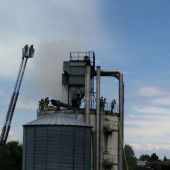 Rauch über Silo einer Tischlerei
