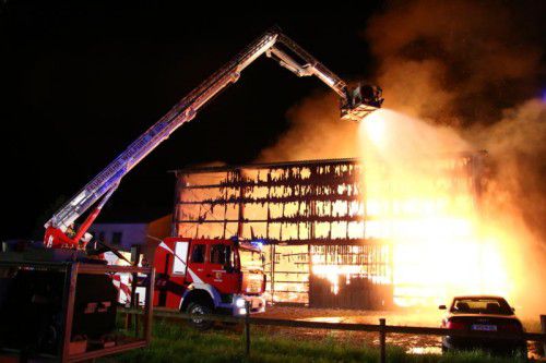 Die Feuerwehr konnte das vollständige Abbrennen des Heustocks nicht verhindern.