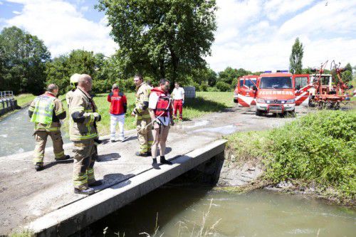 Die Feuerwehr wartete auf das im Wasser treibende Kind, doch es war schon zu spät.