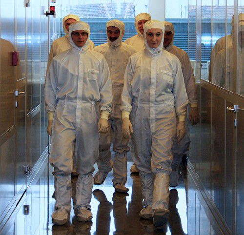 Die FH Vorarlberg verfügt über einen Reinraum der ISO-Klasse 5. Dieser ist für die Herstellung von Mikrostrukturen unverzichtbar.