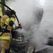 Jeep geht am Berg über Ems in Flammen auf