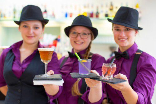 Die frisch gekürten Vizemeister im Cocktail-Mixen mit ihren Kreationen: Nadine Drechsel, Miriam Mayer und Franziska Gerl (v.l.).