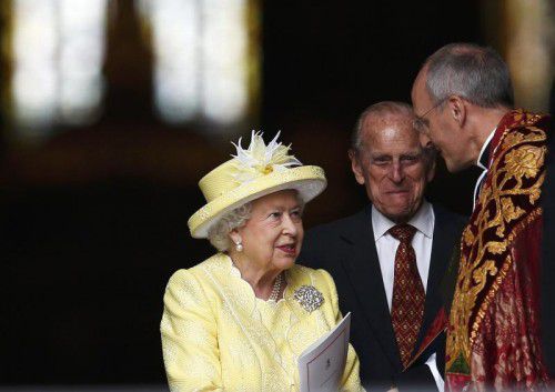 Die Queen erschien im zartgelben Kostüm, an ihrer Seite Prinz Philip.