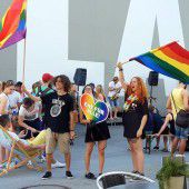 250 Menschen auf erster Regenbogenparade