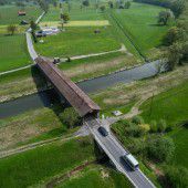 Neue Bodenschwellen vor der Senderbrücke