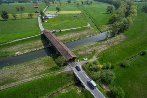 Ein Auto direkt vor der schwarz-gelben Bodenschwelle: Die Barrieren verfehlen ihre Wirkung nicht.
