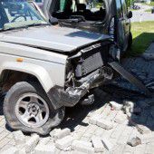Am Steuer eingenickt: Auto rammt Ziegel