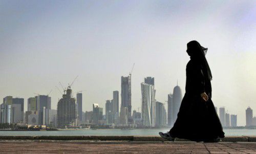 Eine Einwohnerin Katars vor der Skyline von Doha: In dem Land herrschen strenge islamische Gesetze.
