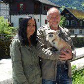 Hündchen Keeper von Frau mit dem Fuß in den Litzbach gekickt