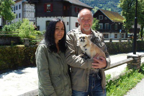 Elisabeth und Ralf Garthof haben ihren kleinen Chihuahua Keeper, der in die Litz getreten wurde, wieder wohlbehalten zurück.