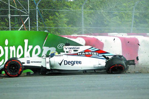 Felipe Massa landete mit seinem Williams im ersten Training unsanft in der Begrenzung.
