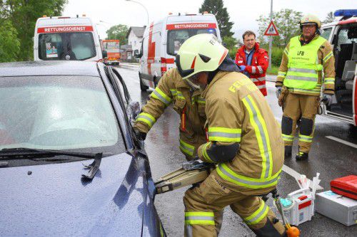 Feuerwehrleute befreiten die verletzte Lenkerin mit der Bergeschere aus dem Pkw.