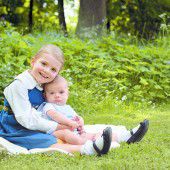 Prinzessin Estelle knuddelt ihren Bruder