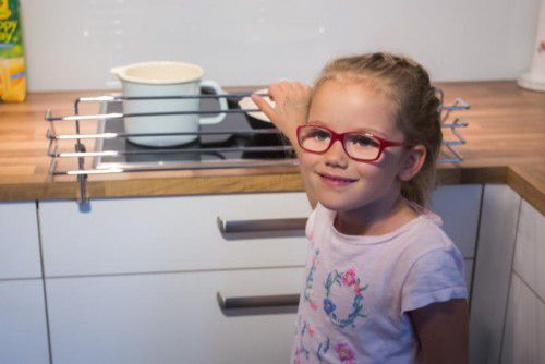 Einfach, aber wirkungsvoll: Dieses Gitter schützt Johanna in wahrsten Sinne des Wortes davor, sich die Finger zu verbrennen.