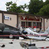 Flugzeug kracht in Houston in ein Auto