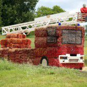 Feuerwehrauto aus Strohballen