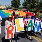 Homosexuelle gedenken der Opfer von Orlando