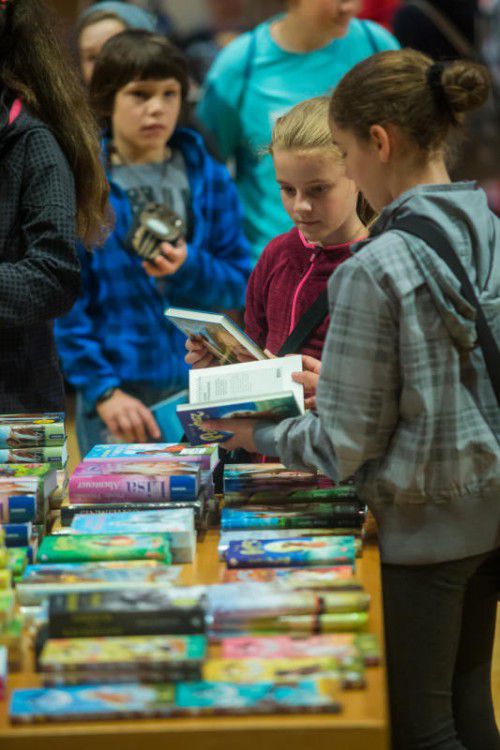 Auf der Bücherschau der Buch am Bach bietet der Buchhandel wieder rund 3500 Kinder- und Jugendbücher zum Kauf an. Foto: VN/Steurer