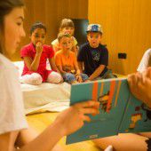 Mittelschüler stellen Bilderbücher vor