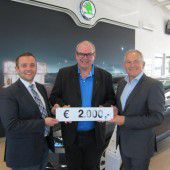 Autohaus Strolz spendet für die Pfarrhilfe