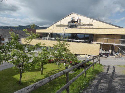 Freie Sicht auf die Fassade: Derzeit werden die letzten Schindeln angebracht.