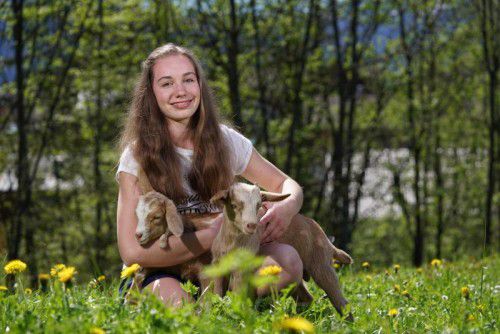 Für Pia (14) aus Andelsbuch und die beiden Ziegenbabys kann der Sommer kommen.