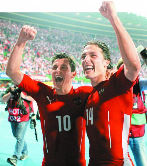 Gemeinsam jubeln wollen Zlatko Junuzovic (l.) und Julian Baumgartlinger auch nach dem Eröffnungsspiel der österreichischen Nationalmannschaft am Dienstag in Bordeaux gegen Ungarn.