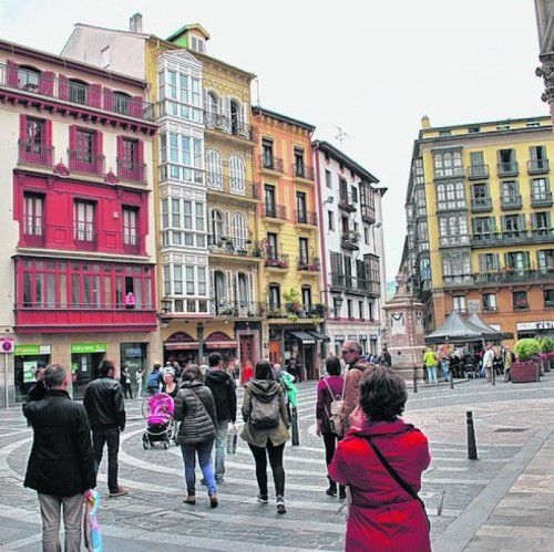 Geschäfte und Pintxos Bars ziehen viele Besucher an.