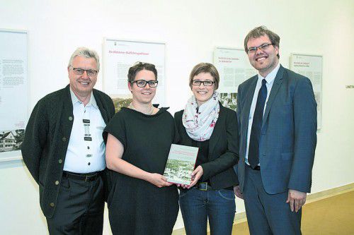 Grafiker Bertram Frei (l.) mit den Archivaren Katrin Netter, Nicole Ohneberg und Andreas Brugger.