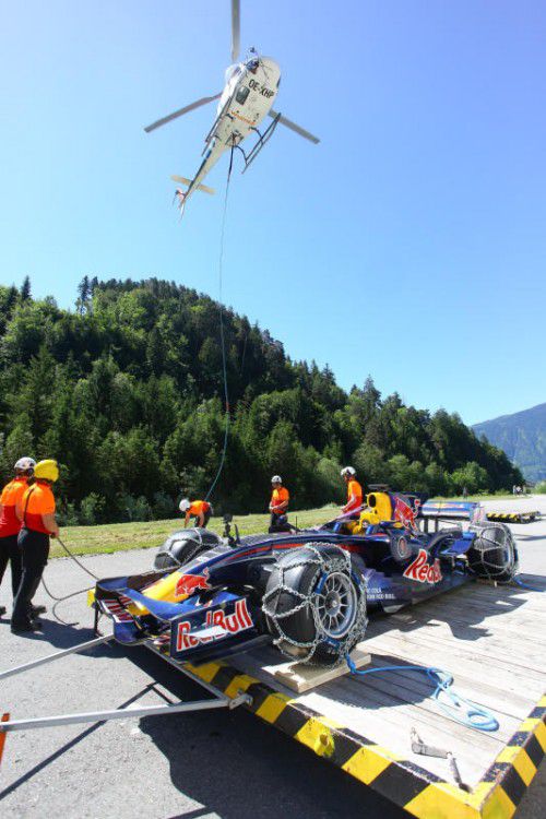 Im Anflug: Die Wucher-Crew mit dem Boliden, der 2008 an allen 18 Rennen teilnahm und von Coulthard und Webber gesteuert wurde.