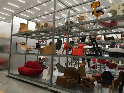Im neuen Schaudepot bieten rund 400 Stücke Einblick in das Möbel­design seit 1800.