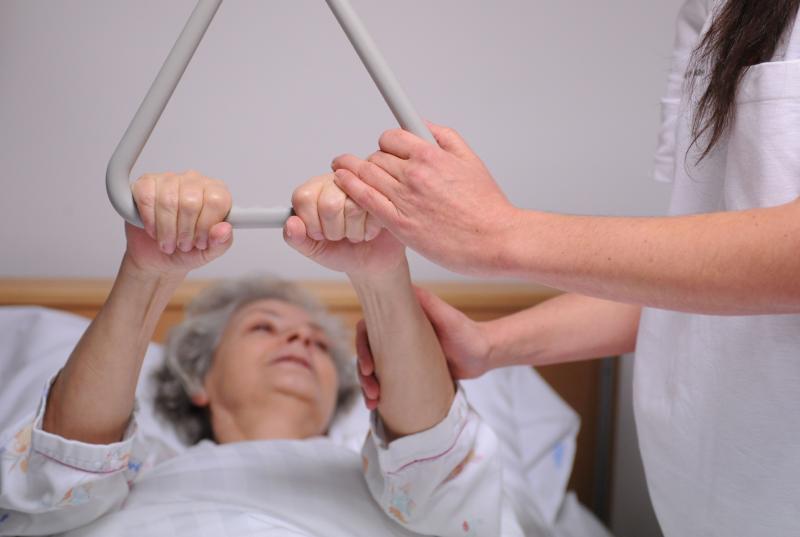 Damit zusätzliche Pflegekräfte gewonnen werden können, ist auch eine bessere Bezahlung erforderlich. Foto: APA