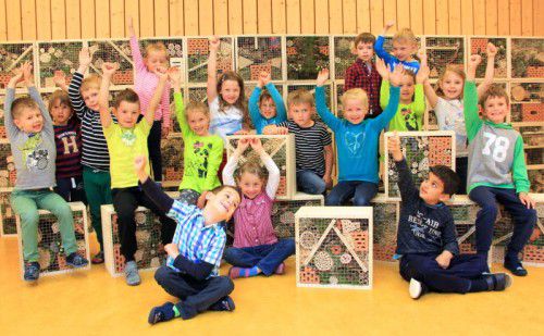 Inmitten von 76 kleinen Nützlingshotels haben die Kindergartenkinder aus Alberschwende gut lachen.