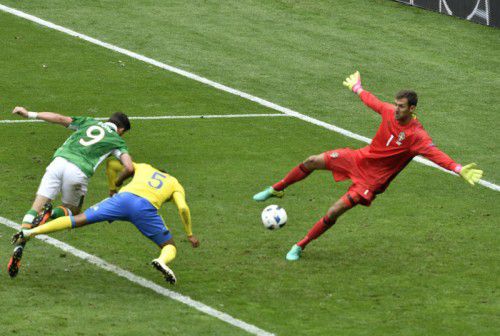 Irlands Shane Long (l.) beschäftigt die Schweden Martin Olsson (M.) und Andreas Isaksson.