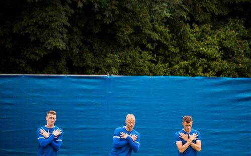 Islands Rekordmann Eidur Gudjohnsen (M.) und Co. wissen genau, was auf sie heute gegen Portugal zukommt.