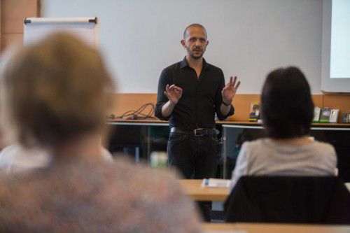 IT-Experte Patrick Lais aus Bregenz leitet den Smartphone-Kurs.