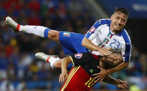 Italiens Torschütze Emanuele Giaccherini nimmt Belgiens Star Eden Hazard als Sprunghilfe.