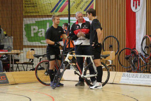 Kevin Bachmann (l.) und Stefan Feurstein mit Radball-Nationaltrainer Gernot Fontain.