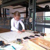 Kinder entdecken die Spuren des Bibers