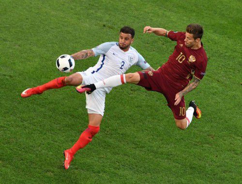 Klärungsversuch von Englands Abwehrrecke Kyle Walker gegen Russlands Mittelfeldmotor Fedor Smolow.