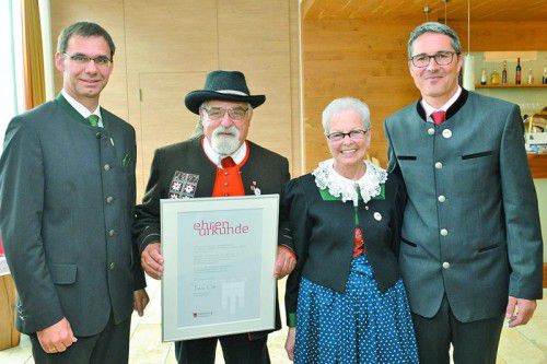 Landeshauptmann Markus Wallner und Südtirols Landeshauptmann Arno Kompatscher (r.) gratulierten dem Obmann des Verbandes der Südtiroler, Helmut Schenk mit Gattin Inge, zum Jubiläum.