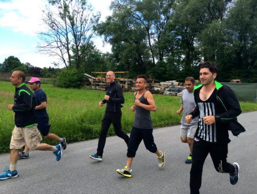 Laufend lernen die Flüchtlinge vom Glaserweg mit Harald Hagen zweimal wöchentlich Lustenau kennen.