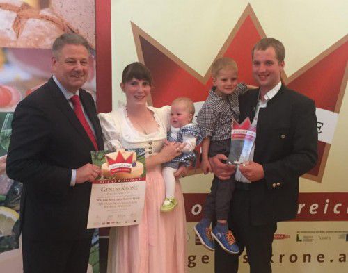 Manuel Metzler, mit Familie, bei der Preisverleihung in Wien.