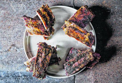 Nach drei Stunden im Smoker sind die Spare Ribs besonders zart.