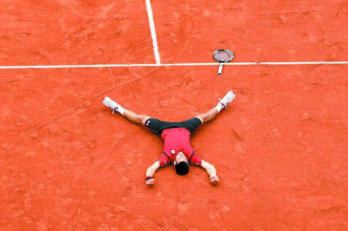 Novak Djokovic liegt im großen Herzen, das er sich mit dem Schläger nach dem ersten Roland-Garros-Triumph in den Sand gezeichnet hat.