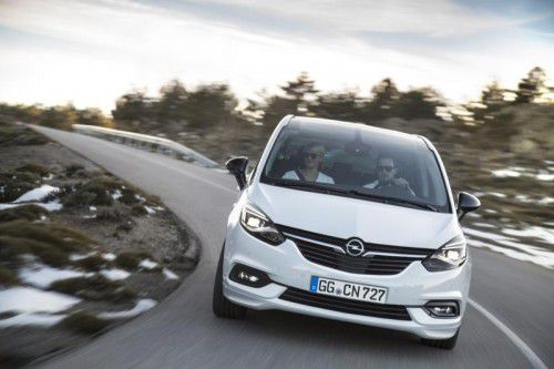 Opel hat dem Zafira ein neues Gesicht verpasst und das Cockpit ordentlich aufgeräumt.