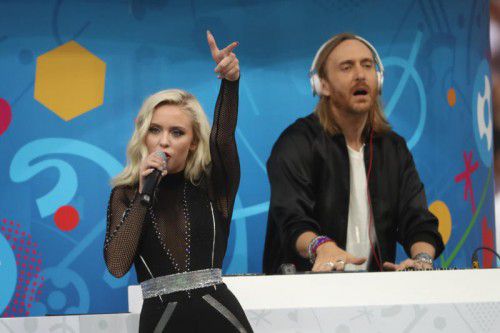 Pop-Spektakel im Stade de France zum Auftakt der EURO 2016: Zara Larsson und Star-DJ David Guetta.