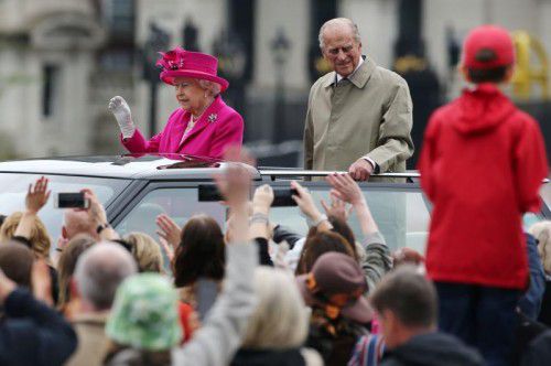 Queen Elizabeth II. mit Prince Philip am Sonntag vor dem Buckingham Palace. Ihr Geburtstag im April wird jährlich im Juni nachgefeiert.