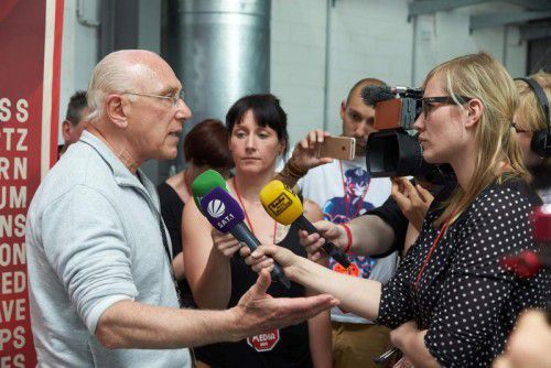„Rock am Ring“-Veranstalter Mark Lieberberg stellt sich nach dem Festivalabbruch den Reportern.